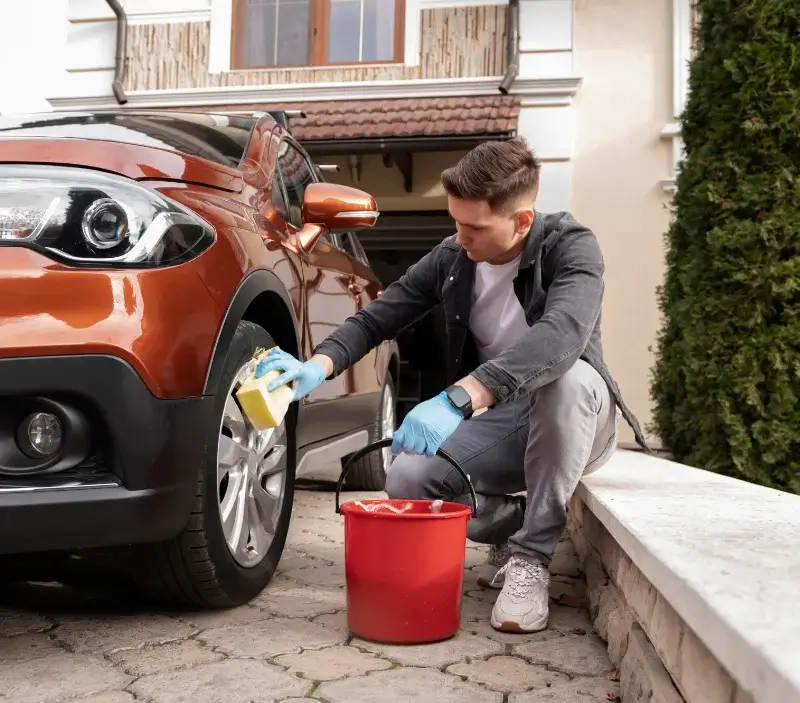 Lavage auto à domicile Saint-Félicien : professionnel intervenant sur un véhicule
